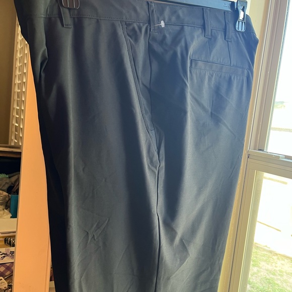 Izod Black Dress Pants‎ with Pleats and Straight Leg - Picture 1 of 10